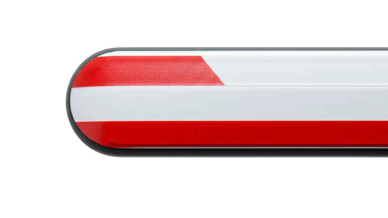 Detalle en macro del vinil aplicado sobre una pluma de estacionamiento con acabado profesional