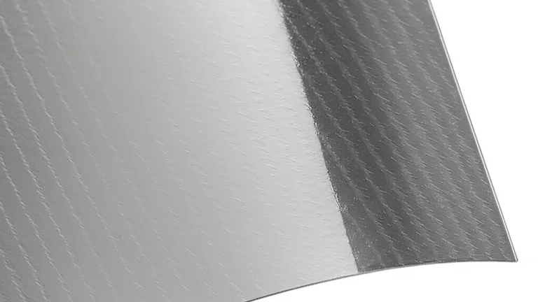 Detalle macro de la textura de vinil estático sin adhesivo, mostrando superficie translúcida y canales de aire microscópicos