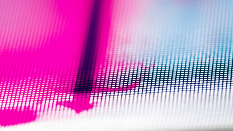 Detalle macro de malla serigráfica aplicando tinta sobre papel kraft para empaque promocional