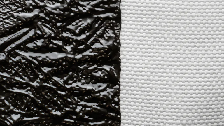 Detalle macro del acabado de tinta plastisol versus tinta base agua sobre tela