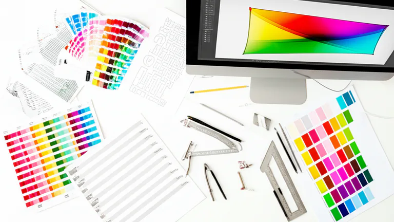 Espacio de trabajo de preprensa con separaciones de color, guías Pantone y especificaciones técnicas de arte para serigrafía
