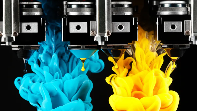 Macro de cabezal de impresión de gran formato liberando gotas de tinta CMYK en impresión ecosolvente UV