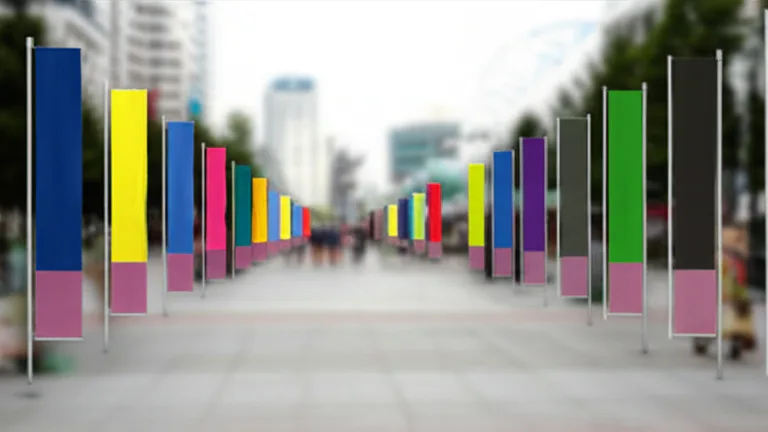 Feria comercial al aire libre con pendones para eventos en postes telescópicos de aluminio a lo largo de un pasillo