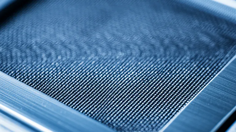 Malla serigráfica de alta resolución vista en detalle macro para impresión en playeras