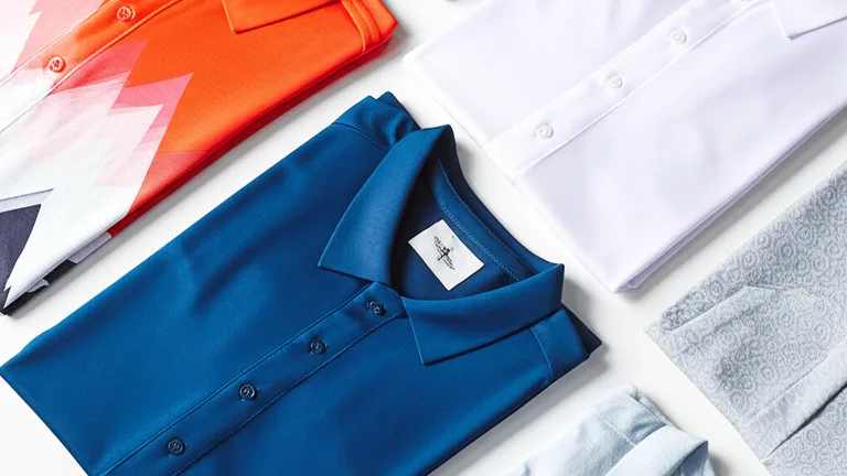 Prendas con serigrafía plastisol y base agua mostrando diferencias de durabilidad y acabado